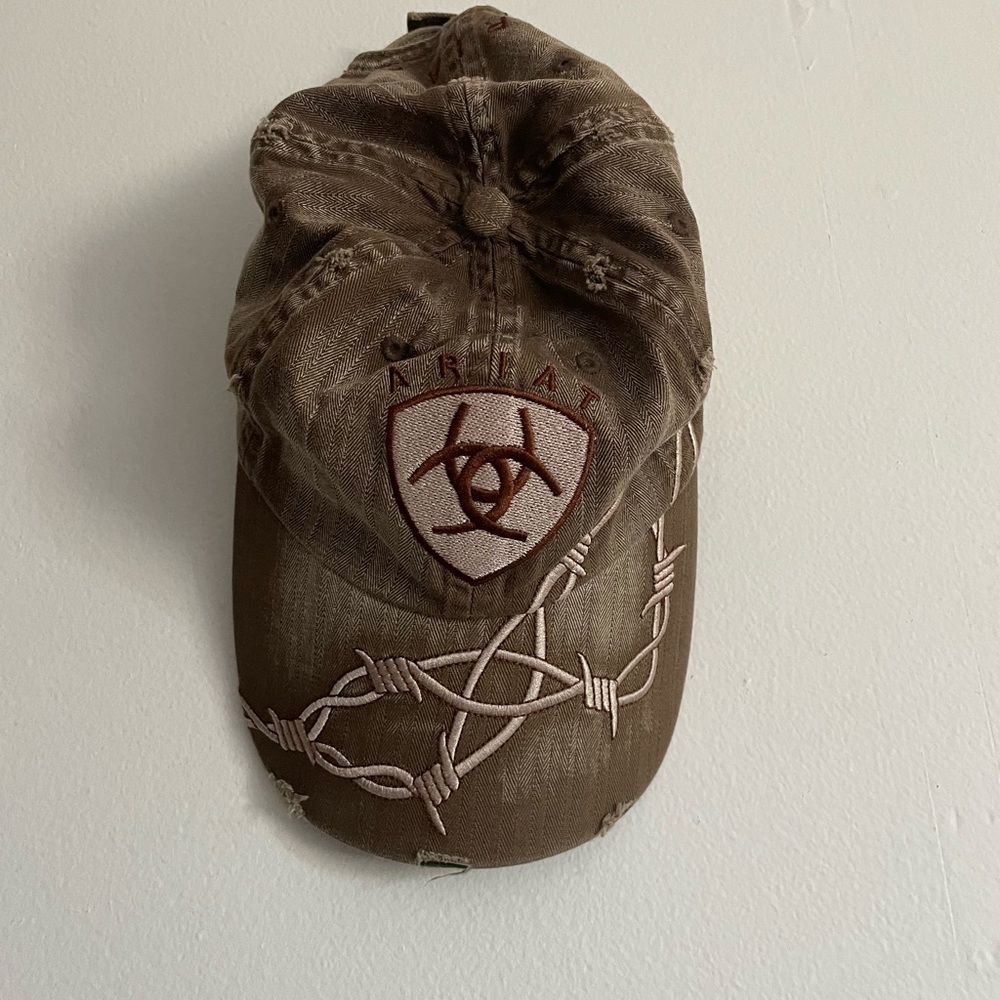 Ariat Men’s Distressed Barbed Wire Ballcap - one size